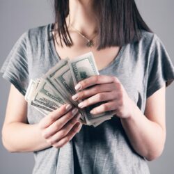 Creencias limitantes sobre el dinero que frenan tu negocio